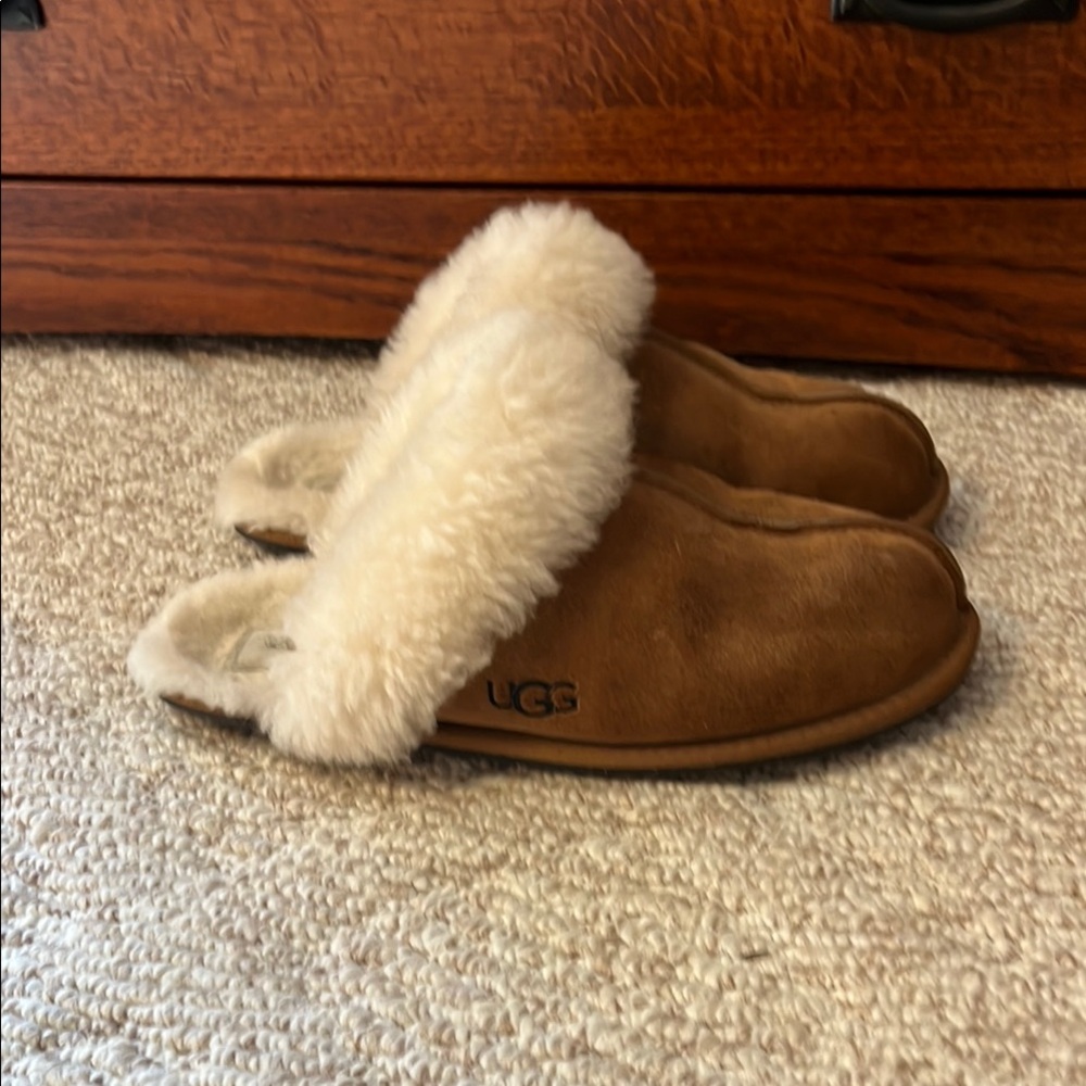 UGG Women's Tan Sheepskin Size 9 Slippers